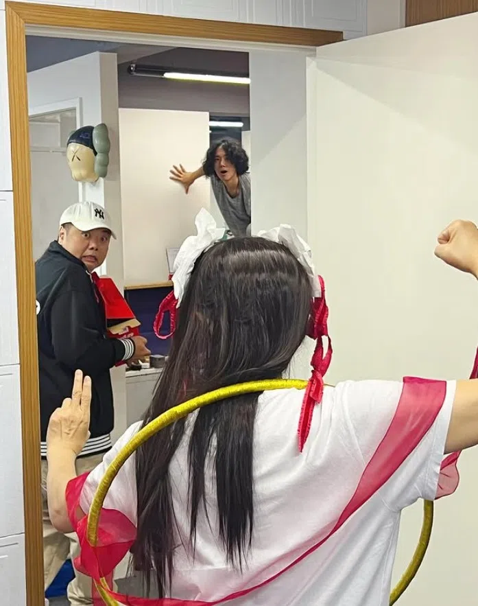 周星驰在社媒分享自己装扮成哪吒的照片，艺人林子聪（左一）也同框。（取自周星驰IG）