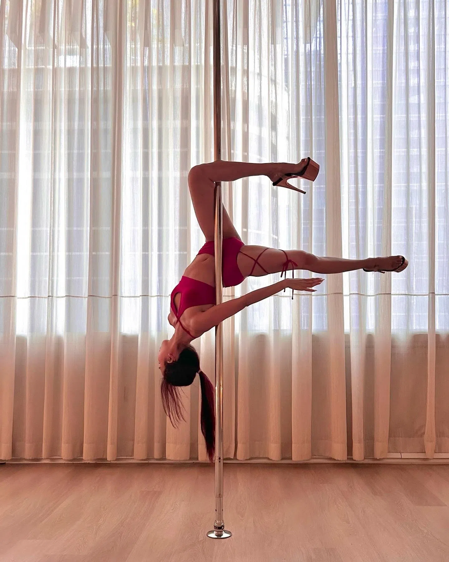 邹嘉凌说，有时觉得自己缺乏运动天赋，担心表现不好会被旁人取笑。但在钢管舞的世界里，教练的鼓励和舞友的肯定，让她逐渐找回信心。（受访者提供）