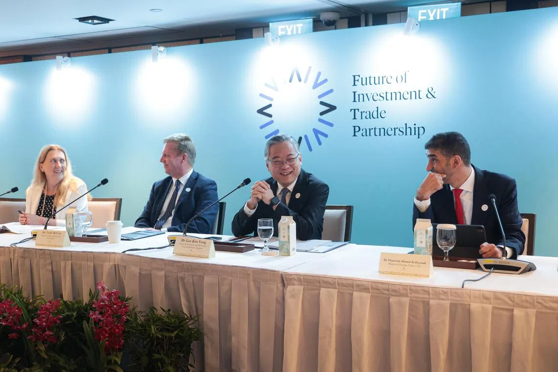 图中（左起）瑞士经济事务国务秘书雅提达（Helene Budliger Artieda）、新西兰贸易部长麦克莱（Todd McClay）、我国副总理兼贸工部长颜金勇，以及阿联酋外贸国务部长萨尼泽尤迪（Thani bin Ahmed AI Zeyoudi）。这四国是FIT的召集国。（李冠卫摄）