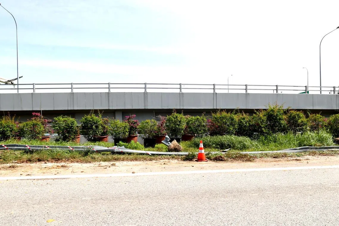 记者约11时经过这个路段时，发现路旁长达五六十米的栏杆损坏。（庄耿闻摄）