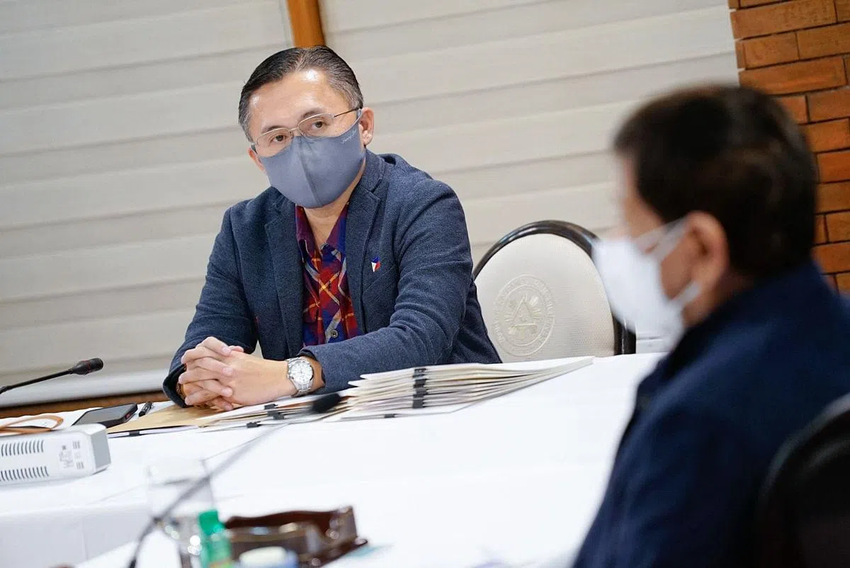 菲律宾参议员克里斯多福·吴（左）被民力党提名为总统候选人，成为杜特尔特（右）的竞选搭档。（法新社）