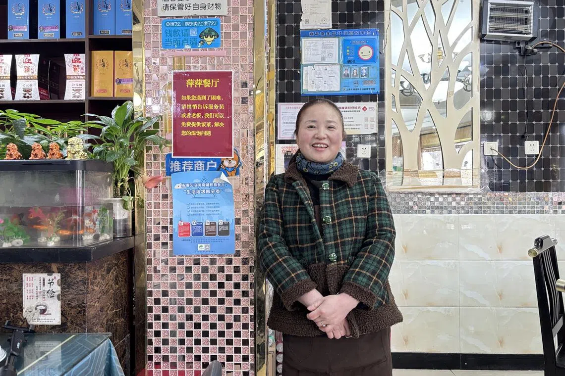 上海市杨浦区的中餐馆萍萍餐厅，向有需要的人提供免费餐。图为萍萍餐厅老板刘爱萍。（黎康摄）