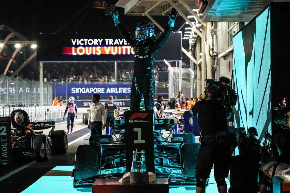 2025年的新加坡大奖赛见证了马赛地车手拉塞尔（中）的首次夺冠。（档案照片）