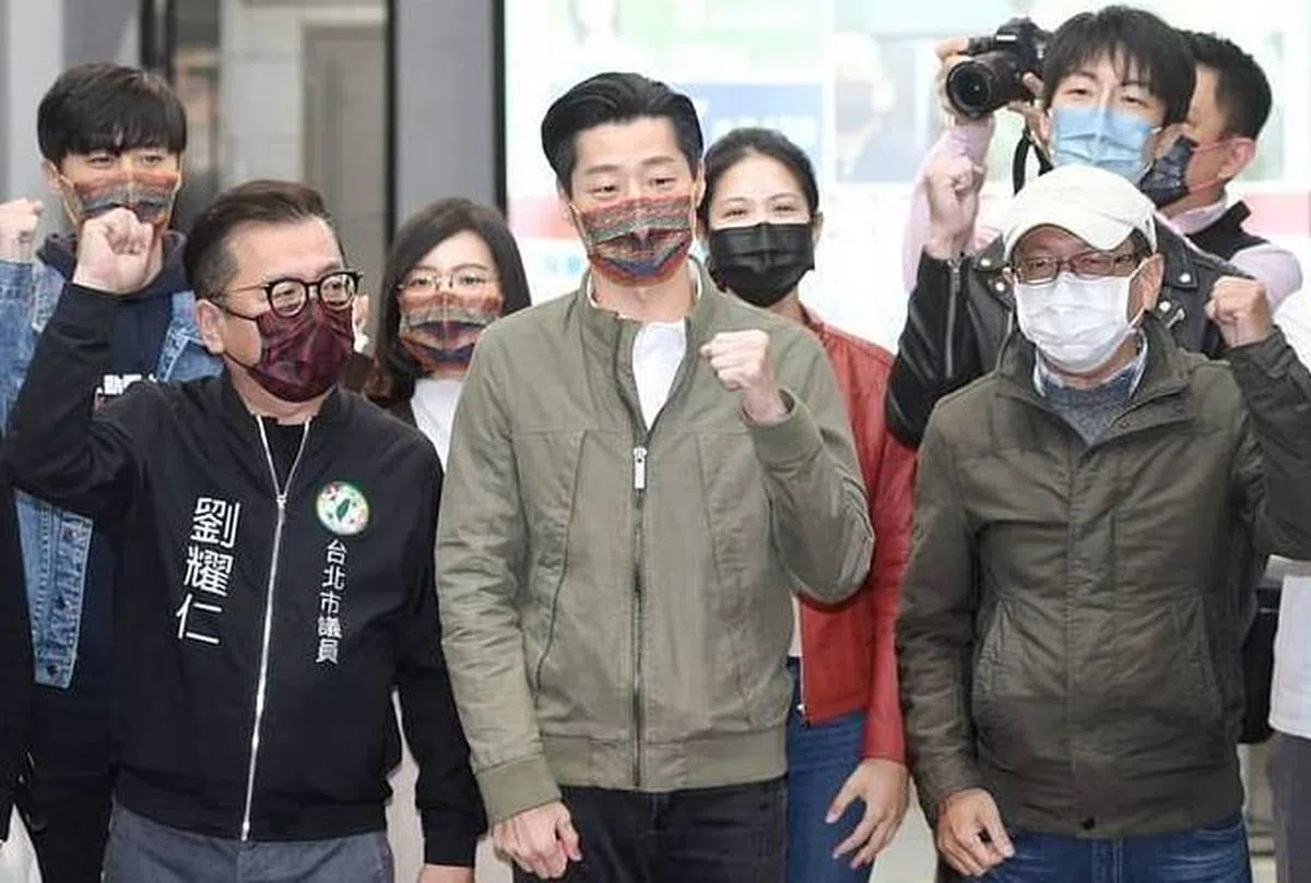 台湾无党籍立委林昶佐（中）在罢免案投票结果出炉后，召开记者会向支持者致谢。（自由时报）