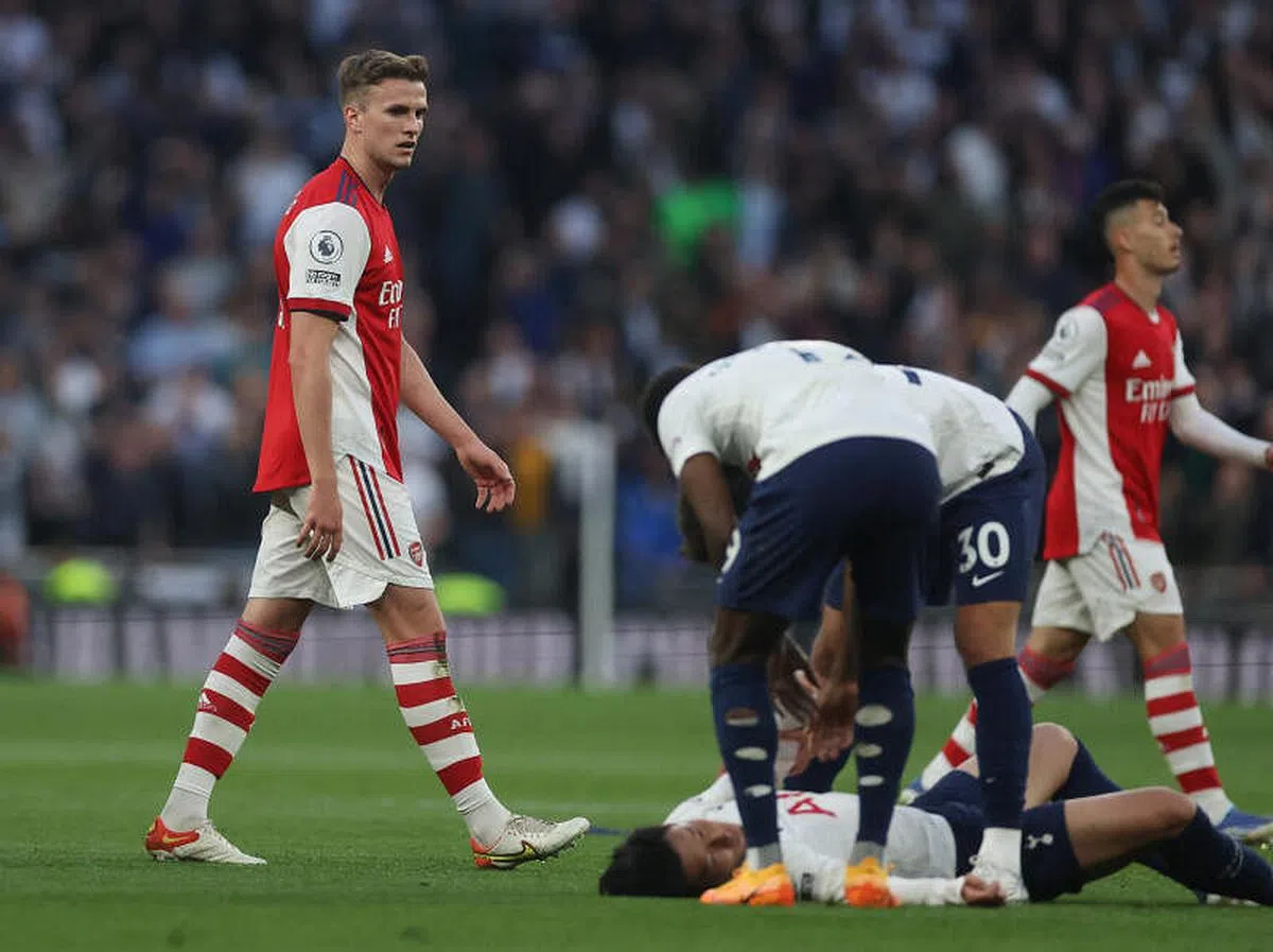 霍尔丁（左）第二次对孙兴慜犯规，导致后者倒在地上。（路透社）