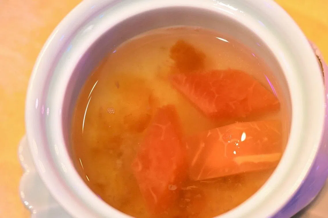 京兆尹餐馆在2026年黑珍珠指南晚宴上，奉上甜品木瓜胶原汤。（滨海湾金沙提供）