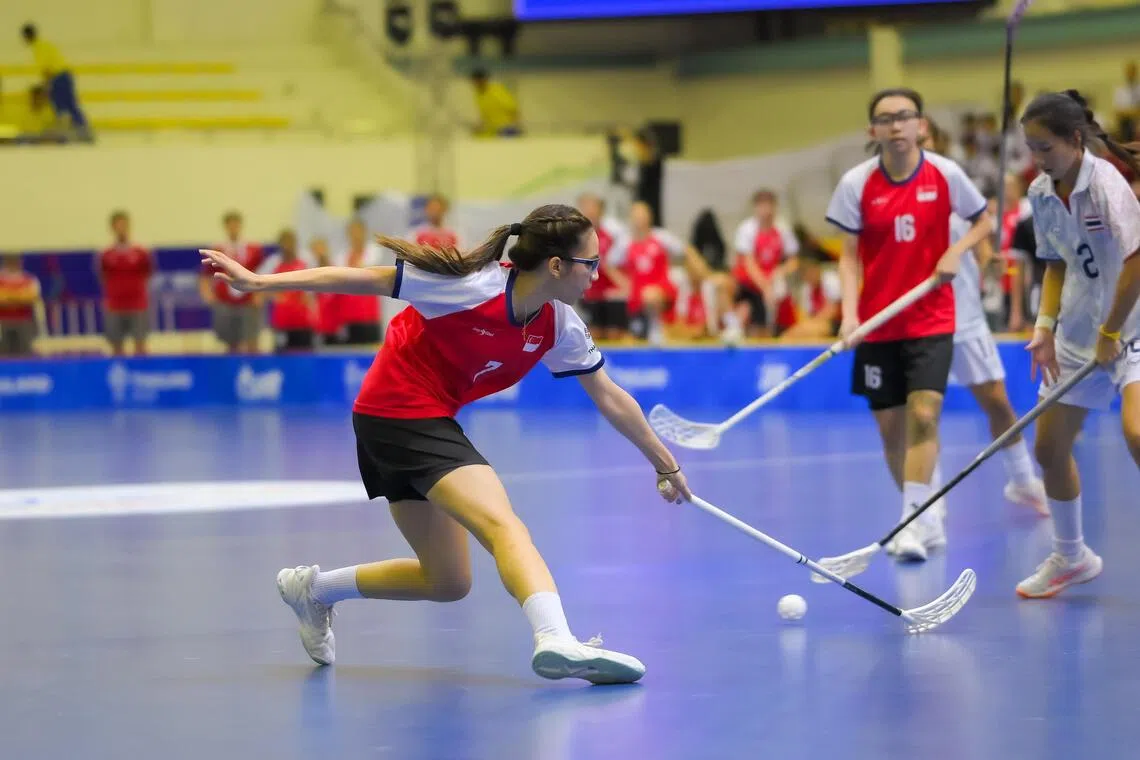 决赛中首次不敌泰国，我国女子地板钩球队（红衣）无缘四连冠霸业。（新加坡体理会提供）