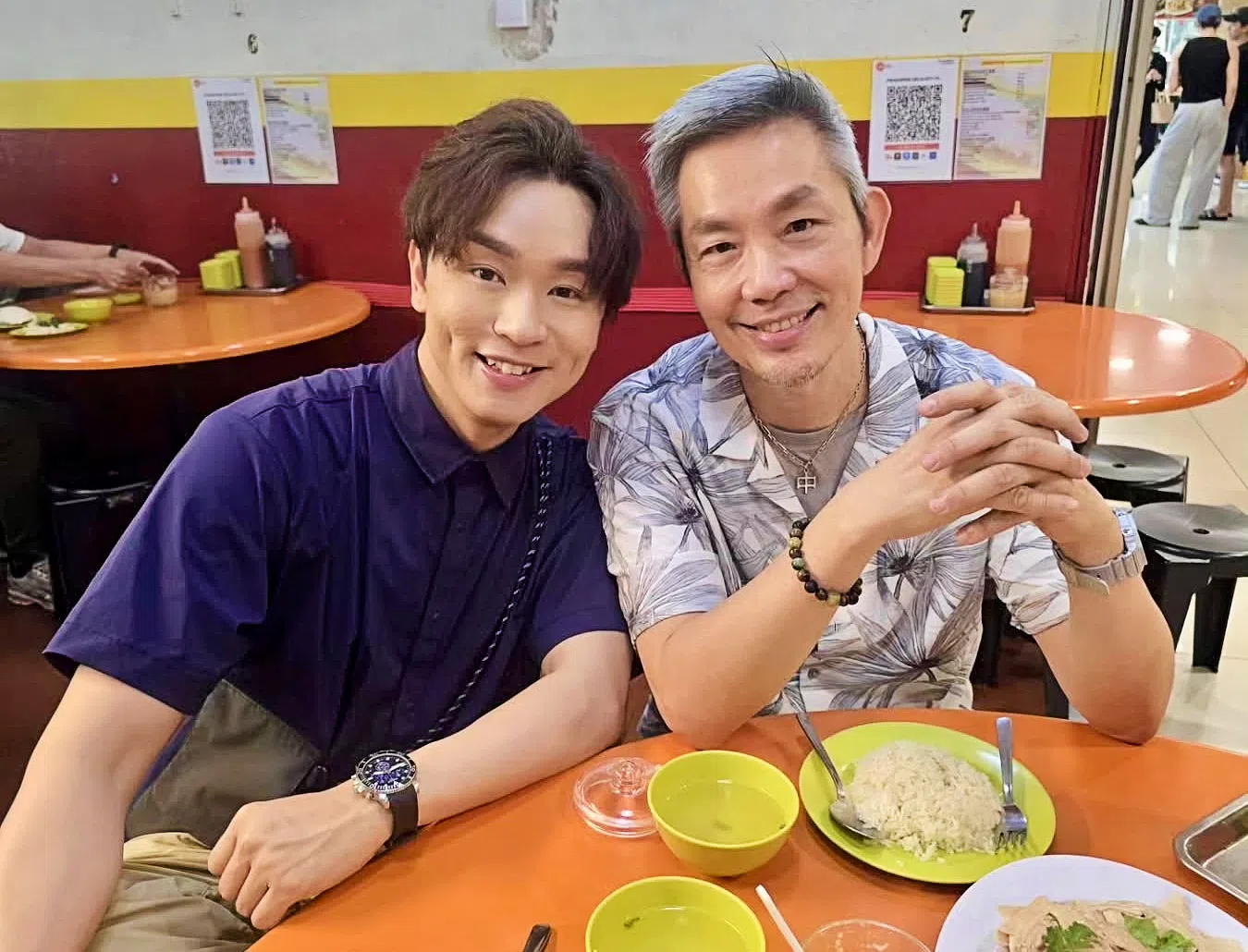 王郑浚仁（左）与在《中年好声音3》结识的新加坡参赛者莫健发成为朋友。（取自艺人脸书）