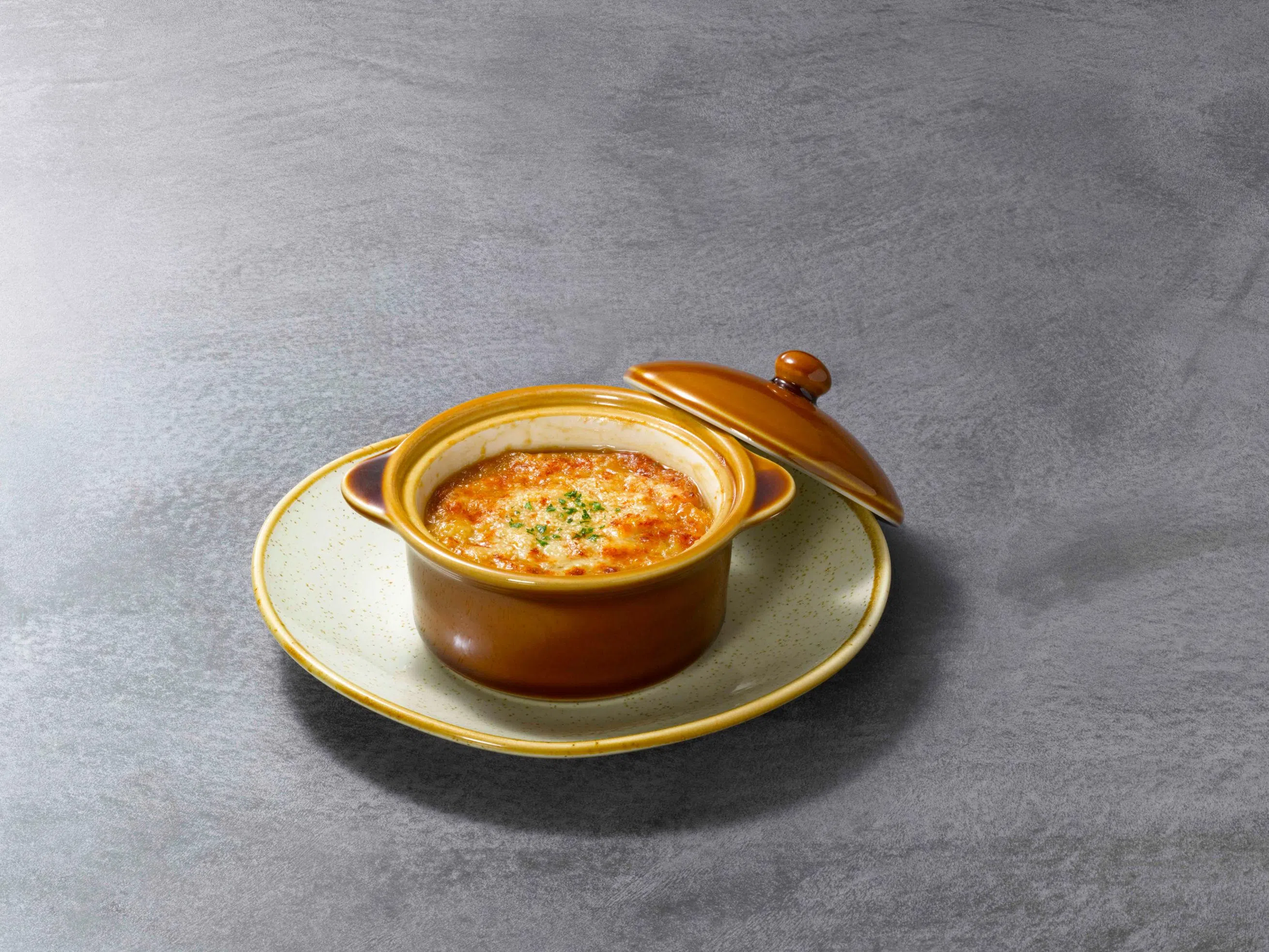 “皇家”洋葱焗烤汤，释出洋葱的鲜甜。（餐馆提供）