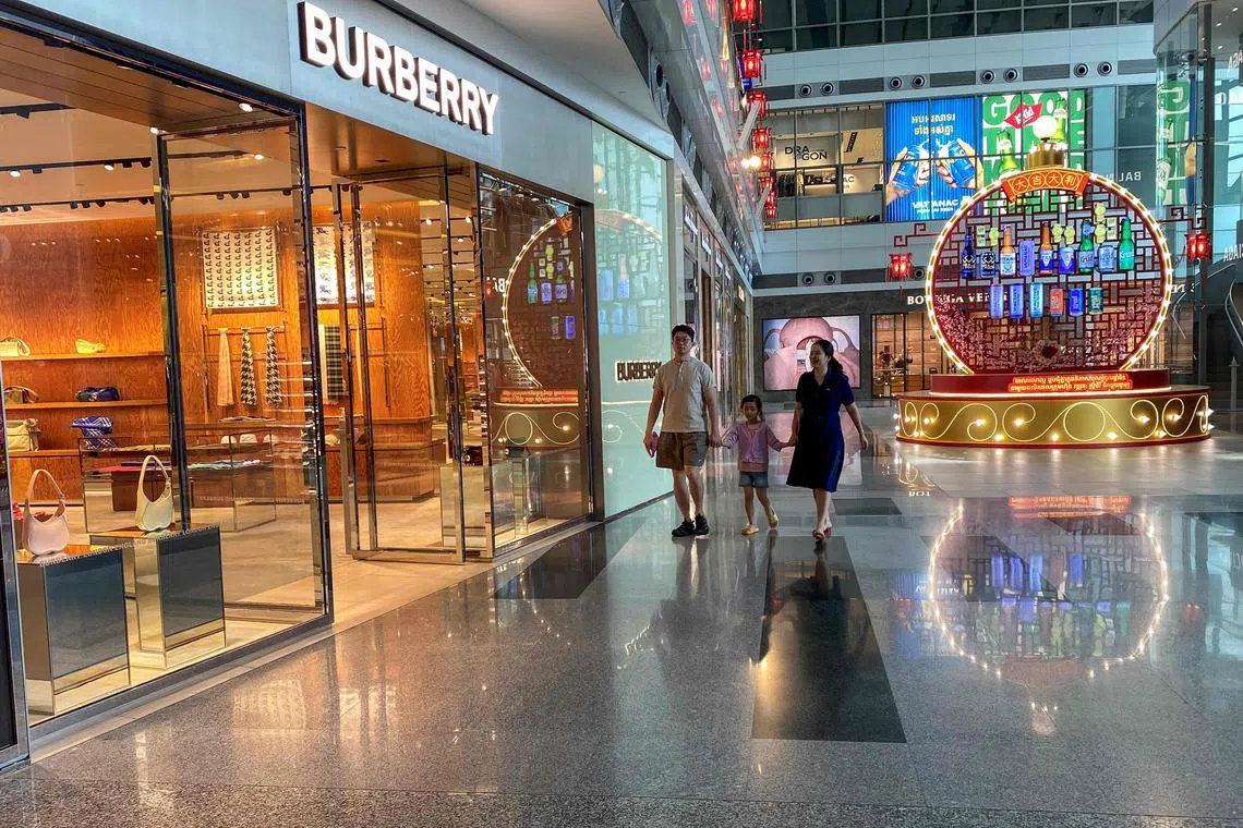 金边“爱丽舍宫混合地产”项目被打造成奢华区，有不少奢侈品牌入驻这里的商场。（法新社）