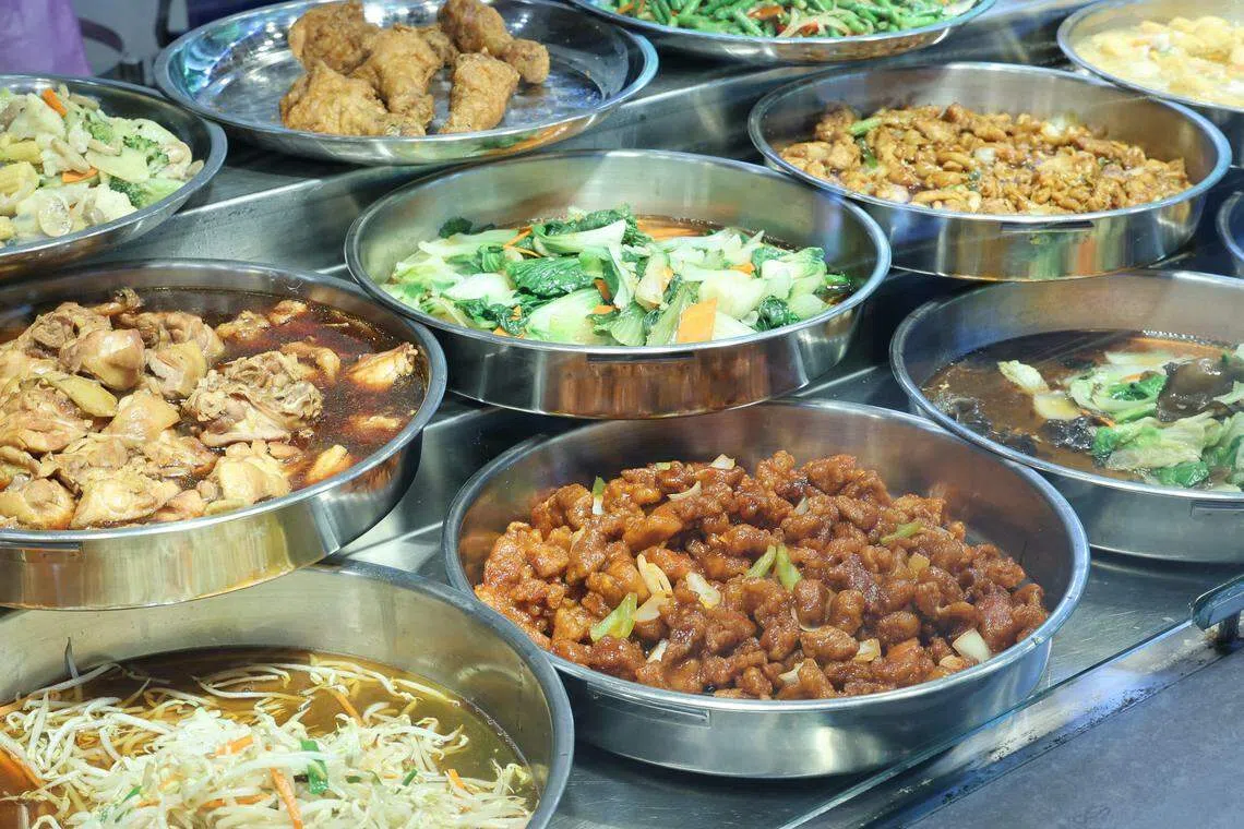 杂菜饭摊位，菜品选择琳琅满目。（唐家鸿摄）