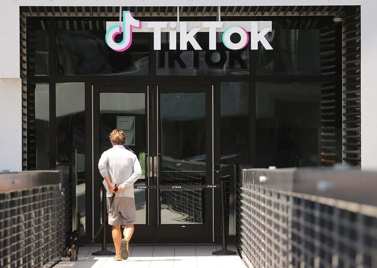 TikTok美国分公司今年6月曾承认，中国母公司员工可访问国际版美国用户的数据。图为2020年8月拍摄的TikTok位于加州的办公室。（法新社档案图）