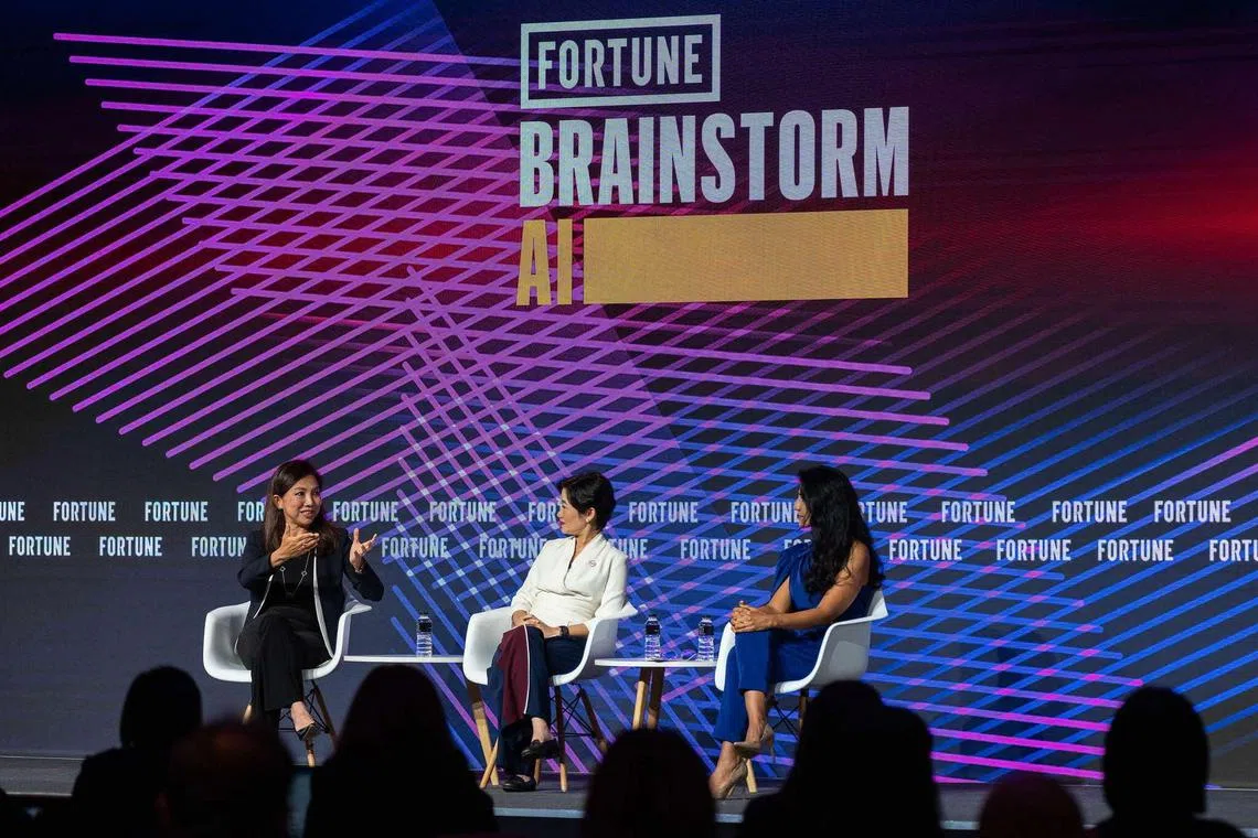 陈淑珊（左）在一场人工智能峰会上发言，讨论人工智能对商界和社会的影响。参与对谈的还有经济发展局局长傅美晶（中）。（受访者提供）