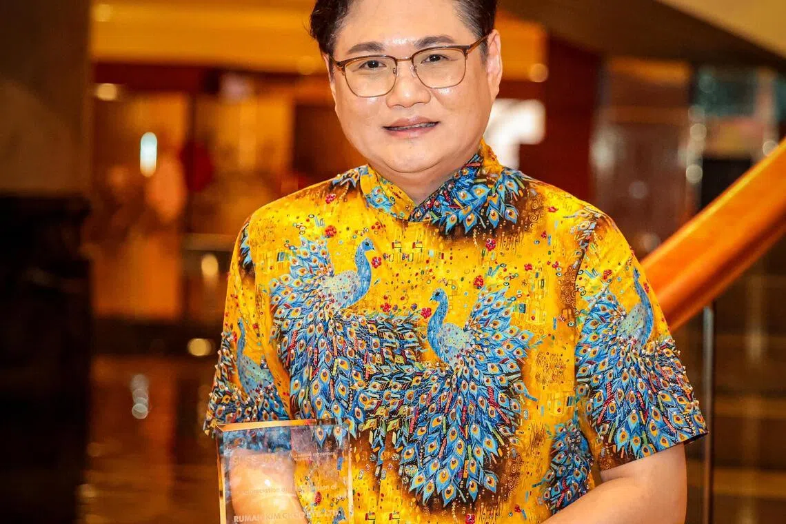 金珠肉粽获颁今年度获奖企业，卡峇雅与珠绣设计师黄俊荣以董事身份上台领奖。他积极推广土生华人和卡峇雅文化，也推动金珠企业革新，激发员工因热爱土生文化而投入文化创新与传承。（李冠卫摄）