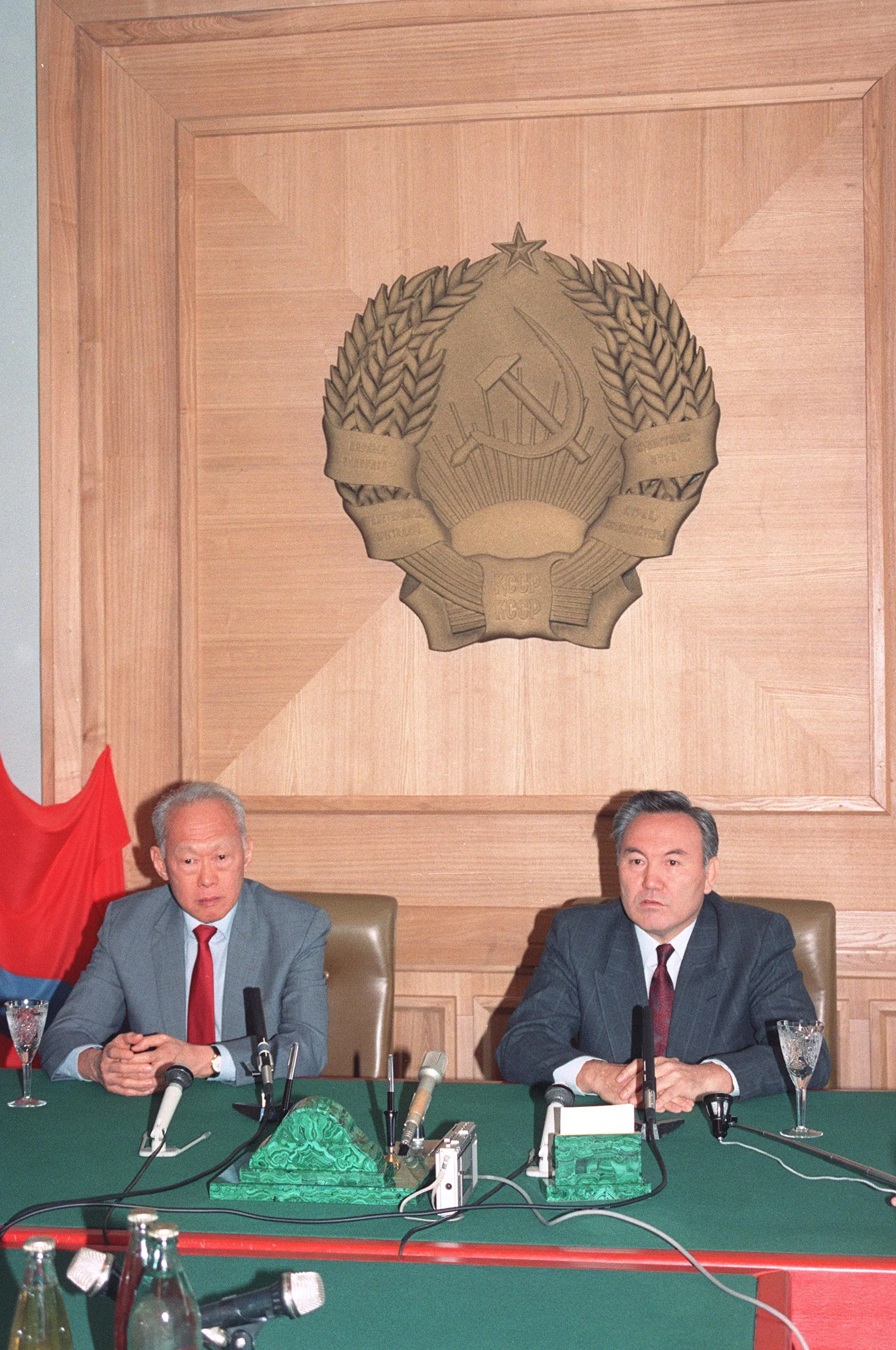 建国总理李光耀（左）1991年首次应邀访问尚未脱离苏联的哈萨克斯坦，自此与时任总统纳扎尔巴耶夫（右）建立深厚交情。（档案照片）