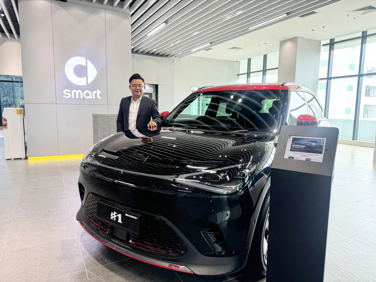 Smart Mobility公司总裁毛敬耀在雪兰莪州八打灵的Smart展示厅接受《联合早报》访问，畅谈电动车的发展。（萧郡瑜摄）
