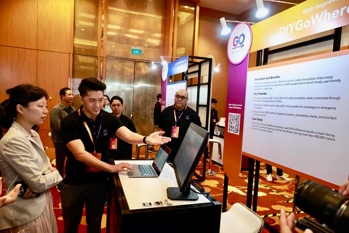 数码发展及新闻部兼教育部政务部长刘洁敏（左一）在政府数码服务奖活动上，了解政府科技局的数码产品DIYGoWhere。（特约陈来福摄）