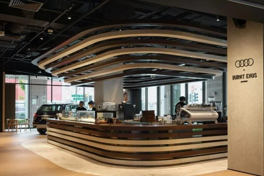 奥迪在克罗士街的展销室，与新加坡Burnt Ends Bakery合作开设烘焙坊。（餐馆提供）