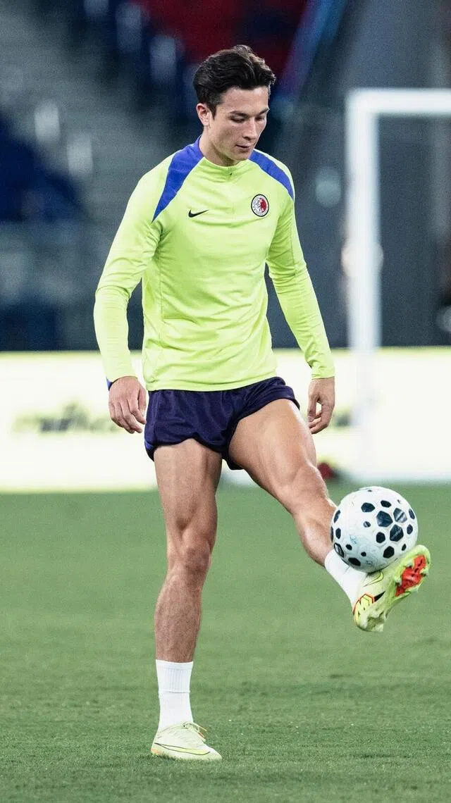 香港队有不少出色球员，包括有“香港帅罗”之称的前锋安永佳。他效力于中超联赛深圳新鹏城队，父亲来自新西兰，母亲则是香港人。（香港足球总会提供）