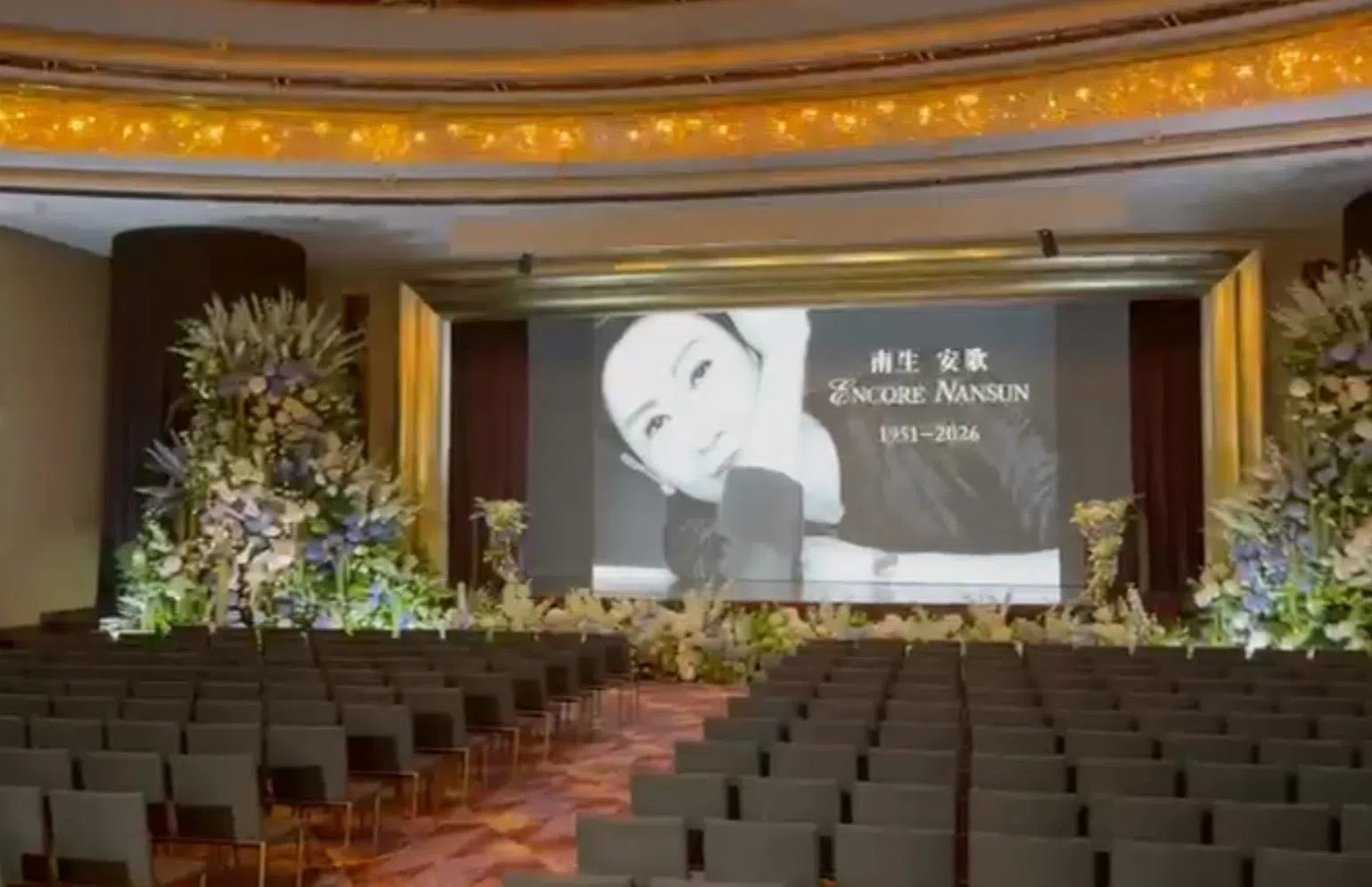 追思会内部布置，以黑白为主。（互联网）