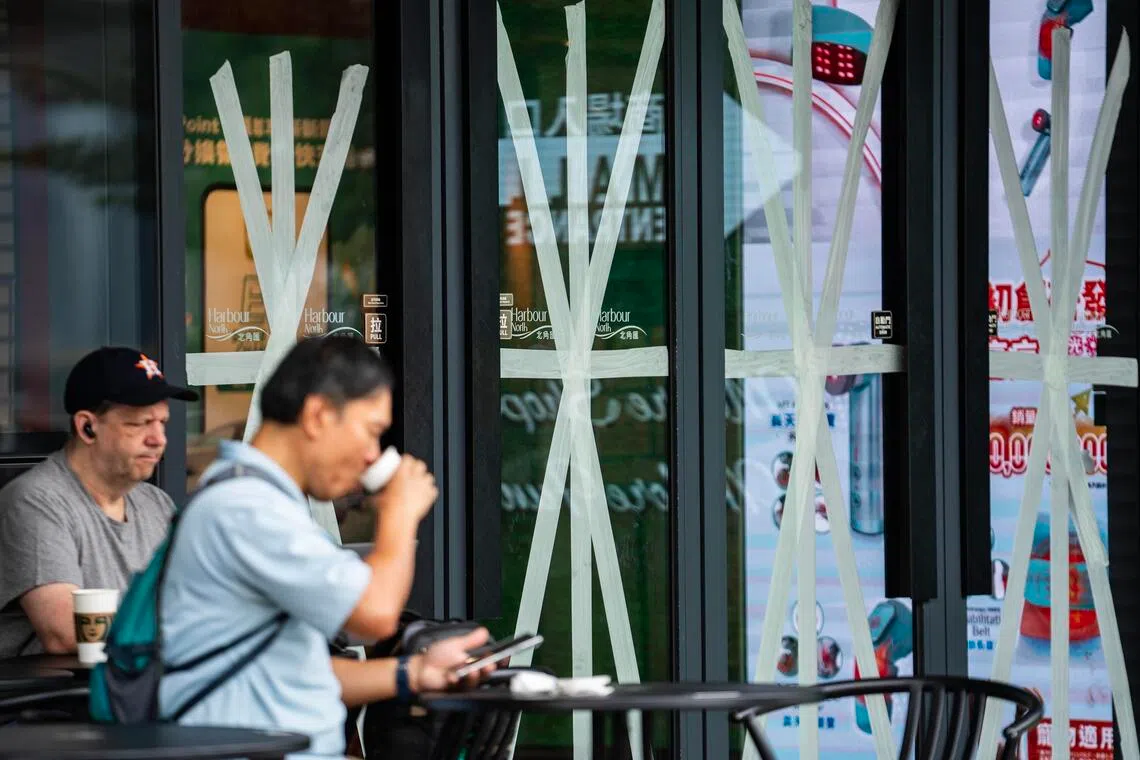 “桦加沙”来临前夕，不少商场玻璃门都已贴上防风胶条。（中新社）