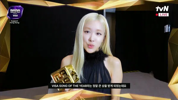 Rosé所创作并演唱的歌曲“APT.”获得年度歌曲大奖，她没有亲临现场领奖，但透过视频表达谢意。（视频截图）