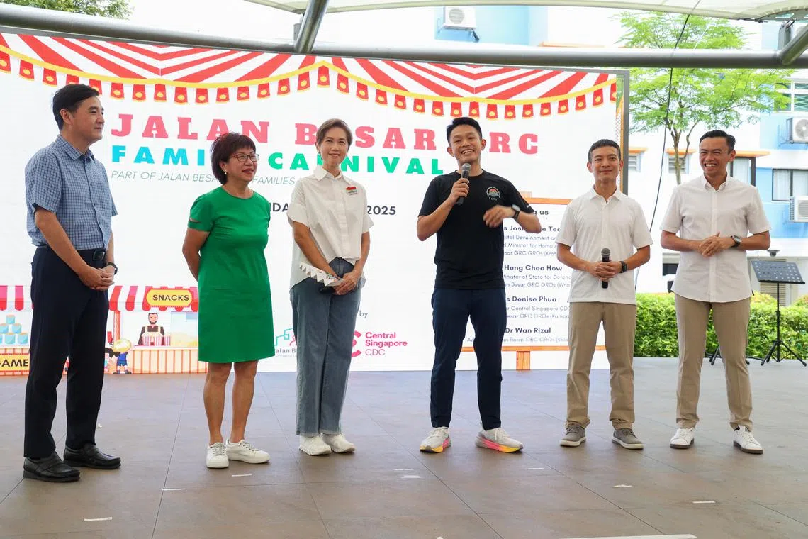 人民行动党新面孔、新青年计划的筹委会主席许德财（右三）接受《联合早报》访问时说，计划旨在通过提供不同的体验，开阔青年的视野，鼓励他们勇敢追求梦想。（吴先邦摄）