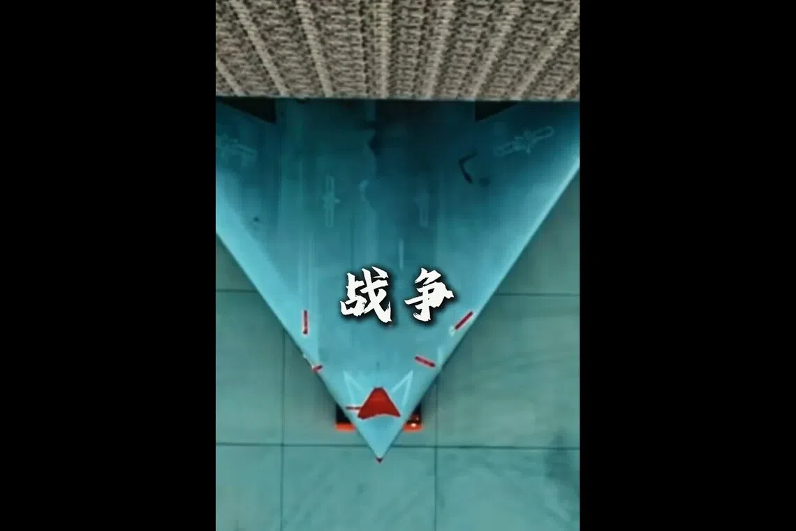 代号为“玄龙08”的中国国产大型隐身无人攻击机“攻击11”，也再度亮相火箭军短视频，从机库中徐徐驶出。（中国火箭军短视频截图）