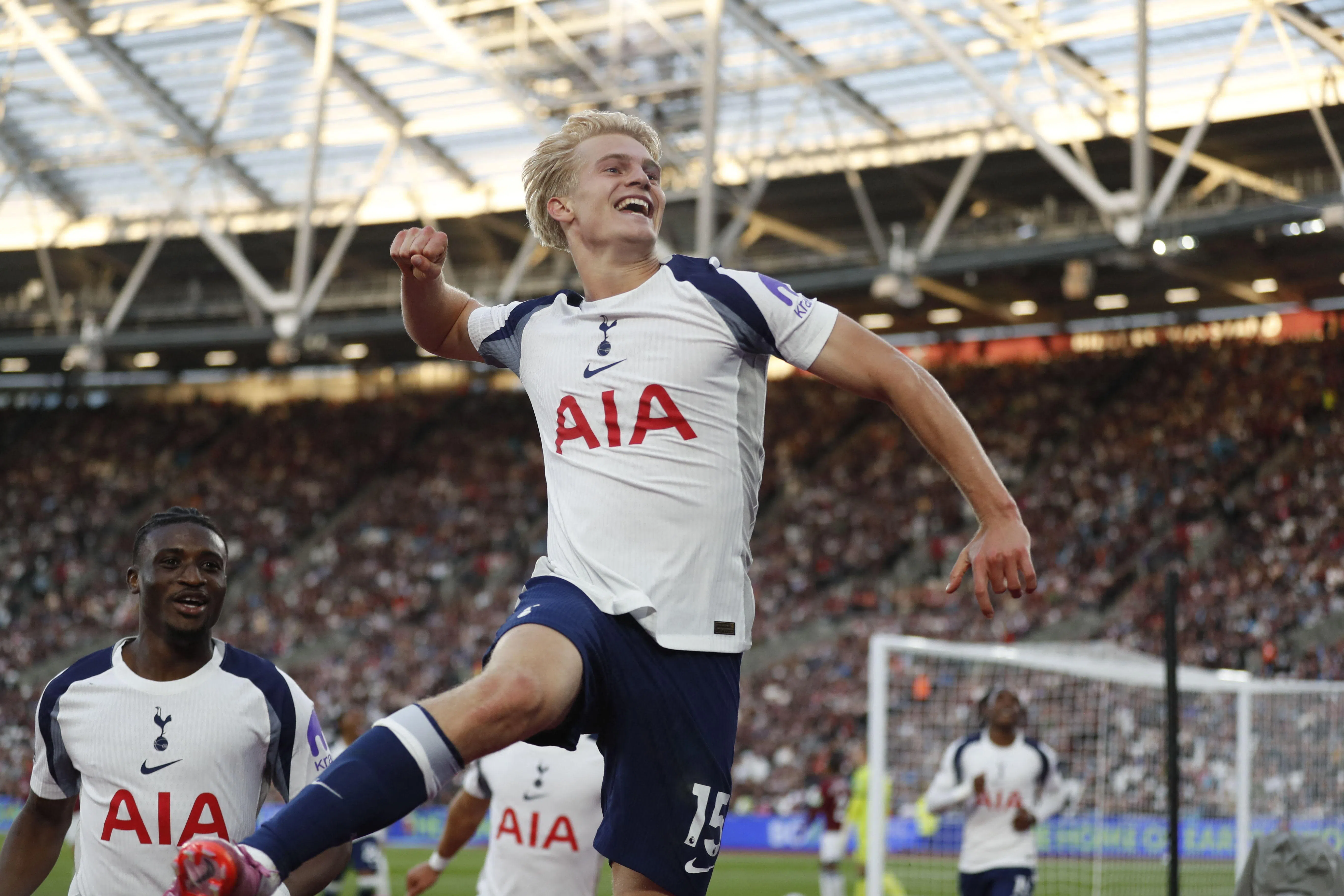 热刺瑞典籍中场贝里瓦尔攻入球队第二球后，又给队友送出助攻，是球队取胜的大功臣。（法新社）