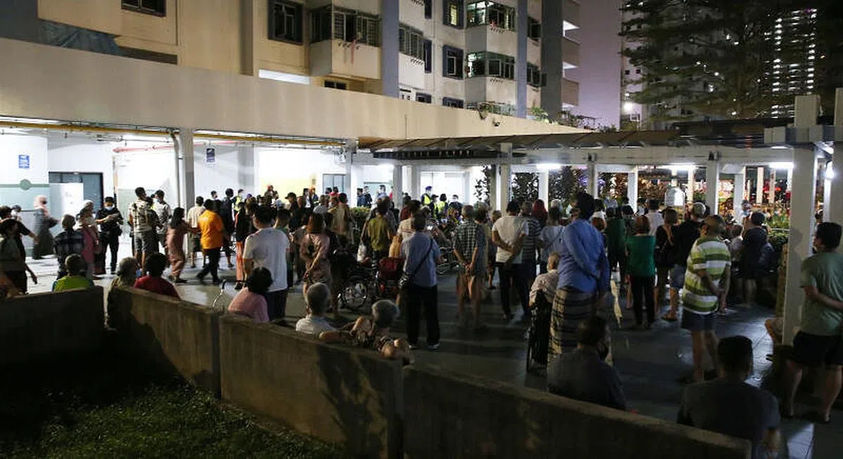 至少120名居民被紧急疏散。