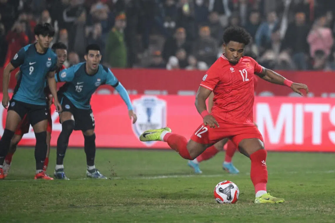 越南的巴西归化球员拉斐尔森（右）在本届赛事三场比赛中贡献了五个进球，跃升至射脚榜榜首。（海峡时报）