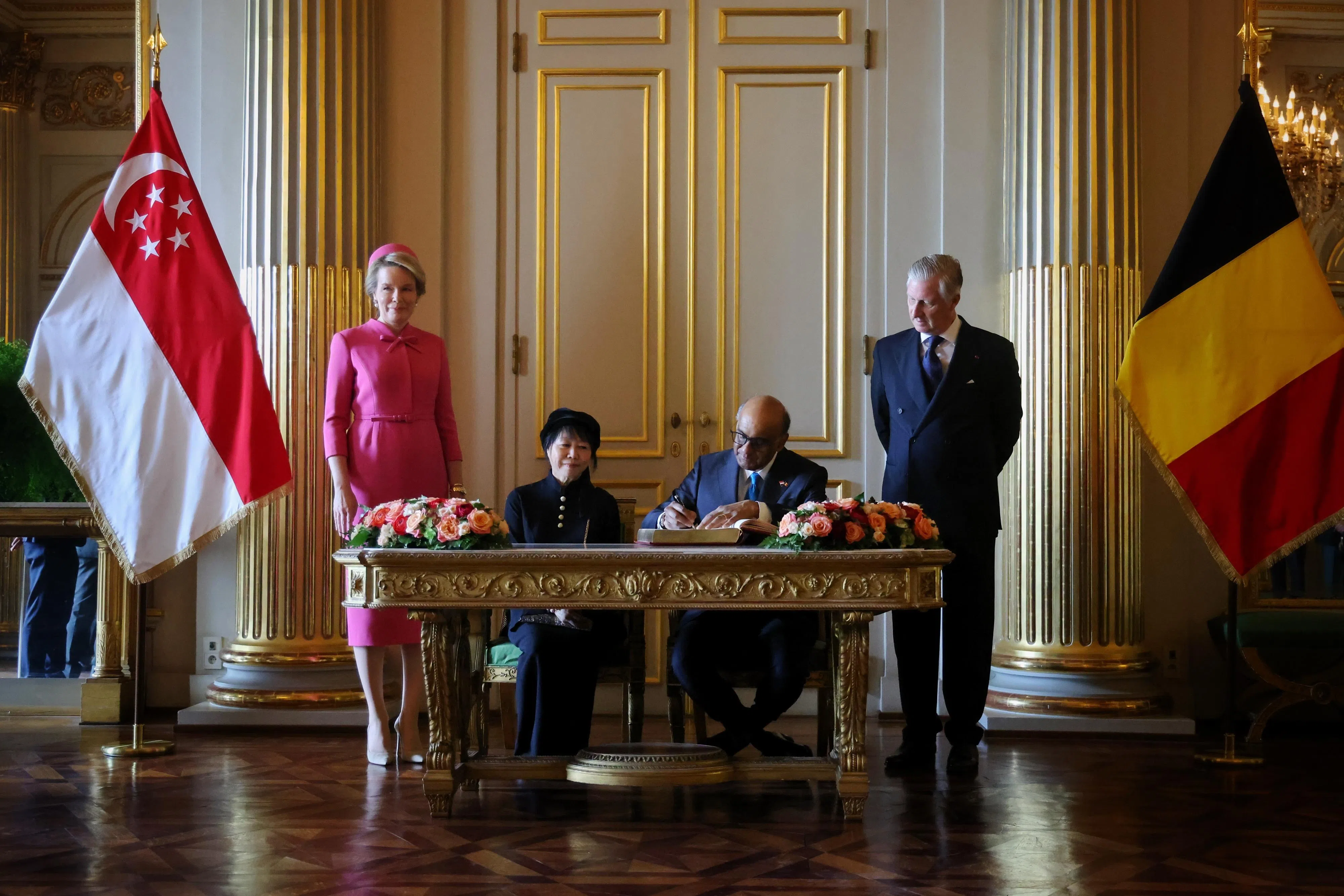 尚达曼总统（右二）和夫人珍一藤木在比利时国王菲利普（右一）与王后玛蒂尔德的见证下，在布鲁塞尔王宫的访客簿上留言。（海峡时报）