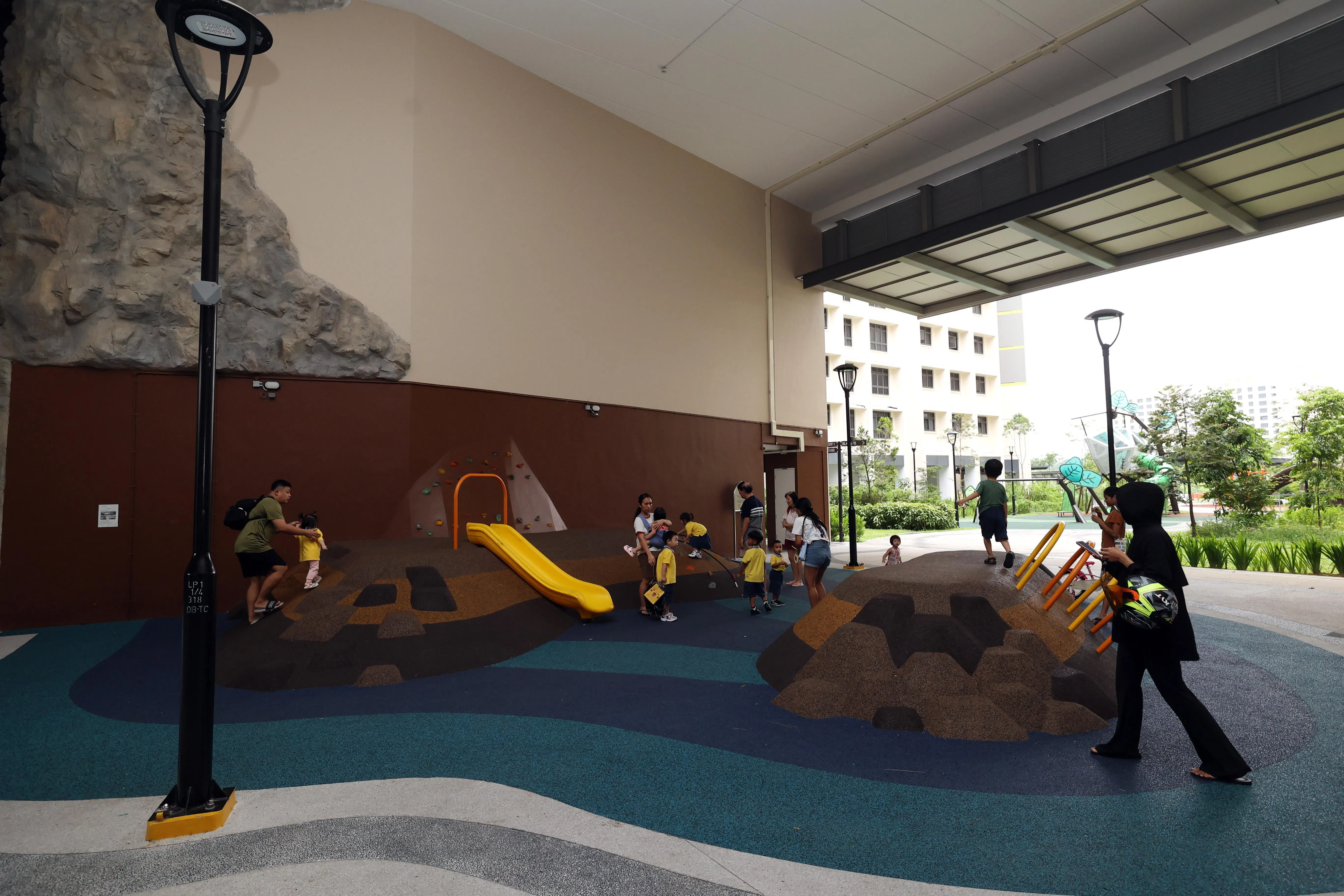 Parc Glen@Tengah的“岩洞游乐场”（Grotto Playground）坐落在两栋多层停车场之间的有盖空间内，设有数个形似小丘的设施及小滑梯，可供幼童攀爬登高，自由穿梭。（邝启聪摄）