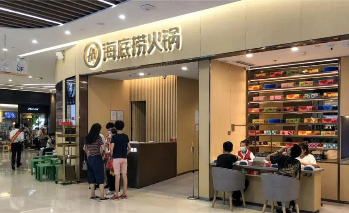 曾经以无微不至的服务创造了餐饮业奇迹的网红海底捞，如今不少门店也门可罗雀。（互联网）