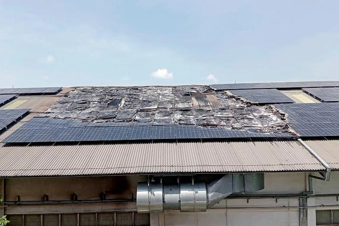 工厂锌片屋顶上一个约长15米及宽10米的太阳能板失火。（取自民防部队脸书）