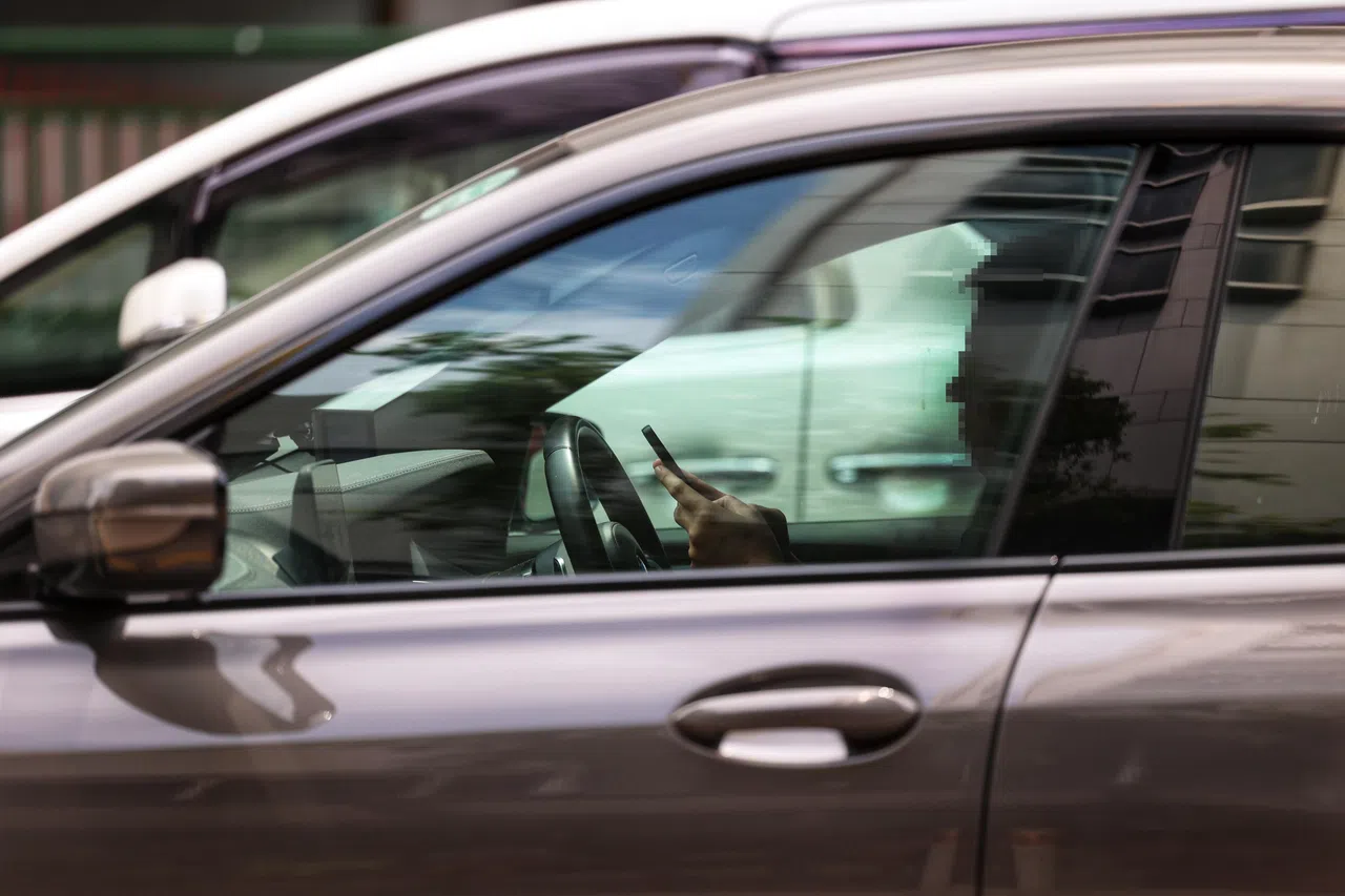 开车时用手机的情况，在路上比比皆是。交警强调，警方会通过定期巡逻和执法行动，打击这类行为。（何家俊摄）