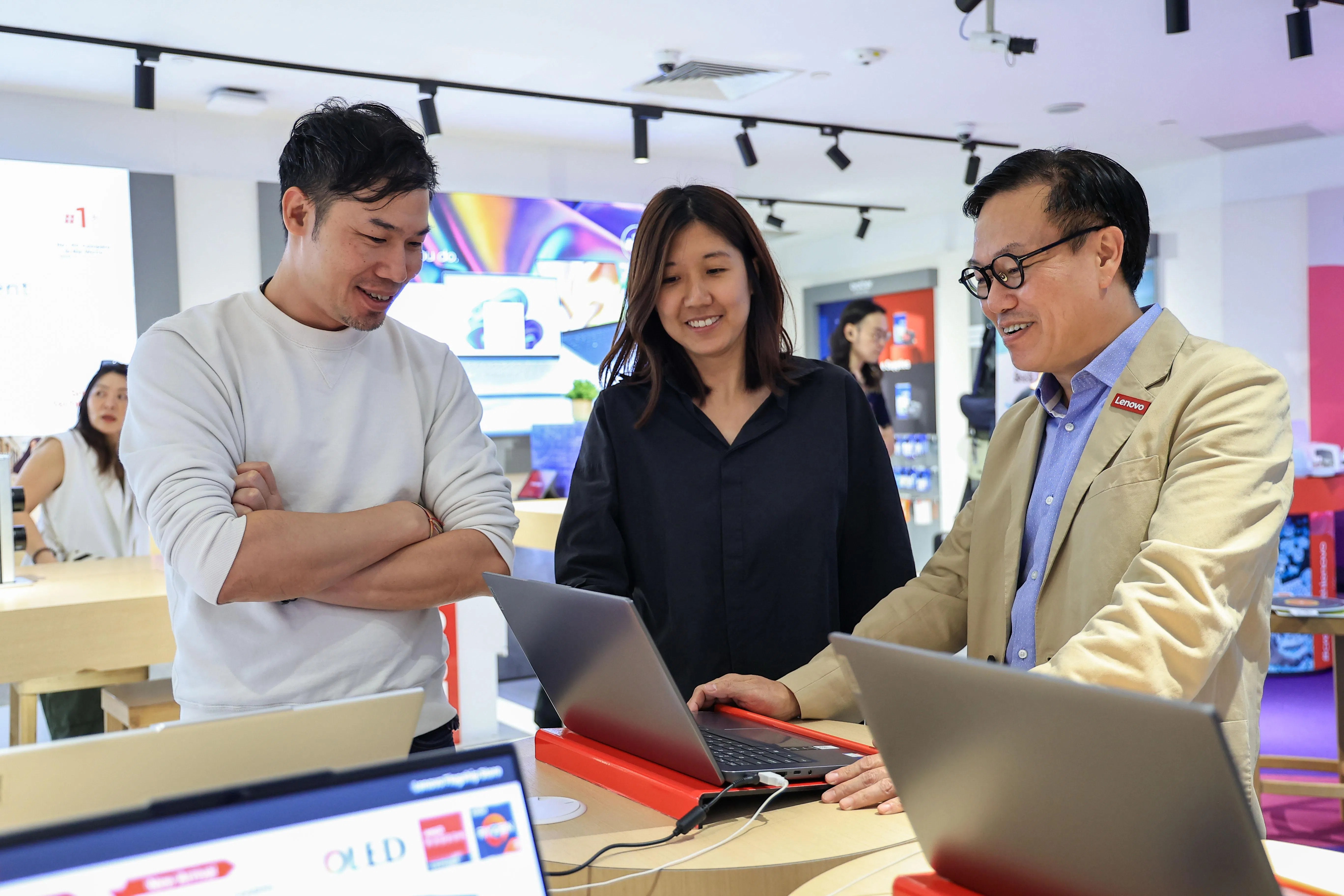 李春辉（右）鼓励员工多回办公室上班，建立感情，增进了解。（吴先邦摄）