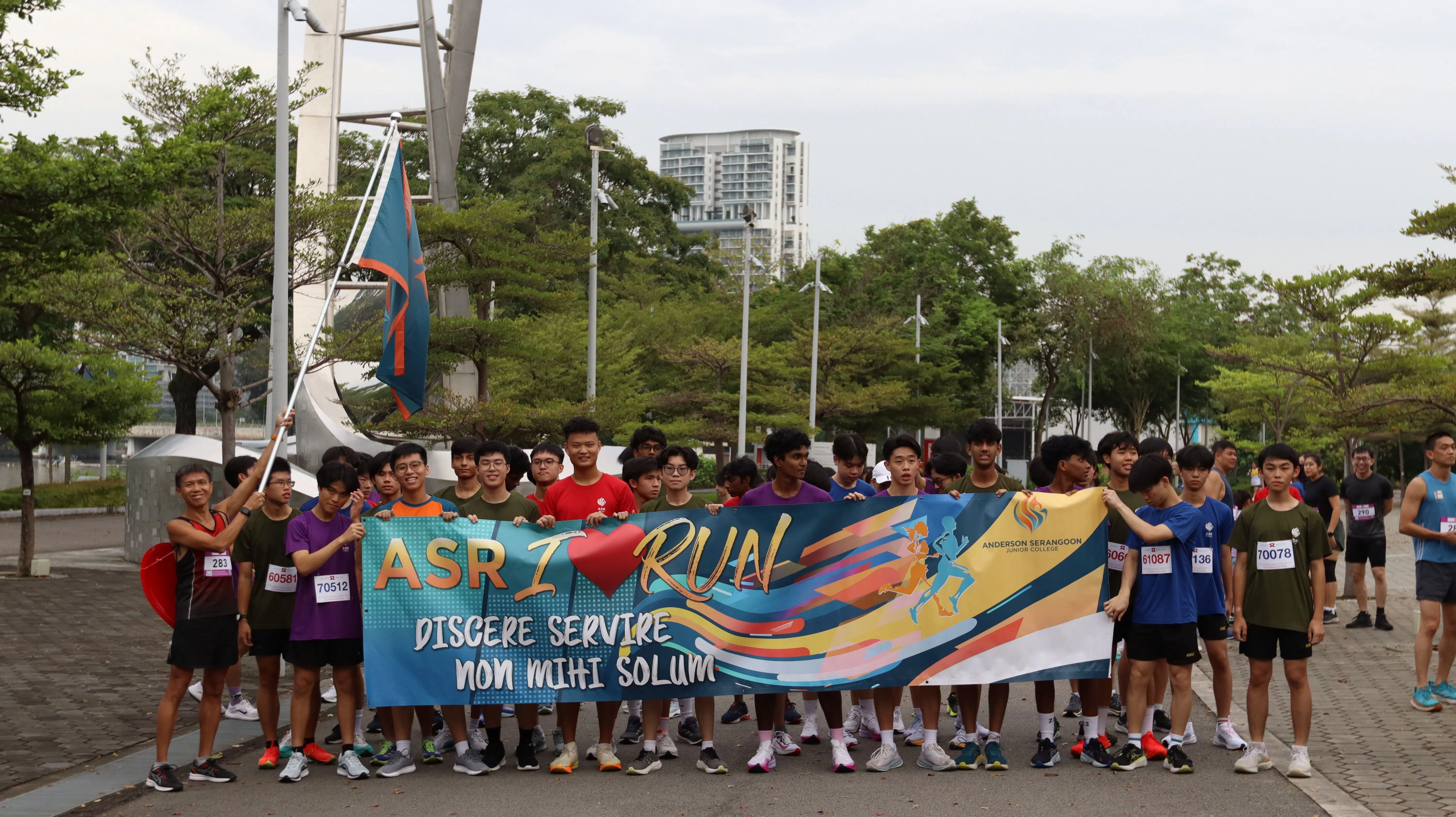 院长王有成挥旗，为“ASR I ❤️ RUN”竞跑活动揭开序幕。今年的竞跑活动沿着滨海湾风景如画的跑道展开，赛程全长4公里。（安德逊实龙岗初院提供）