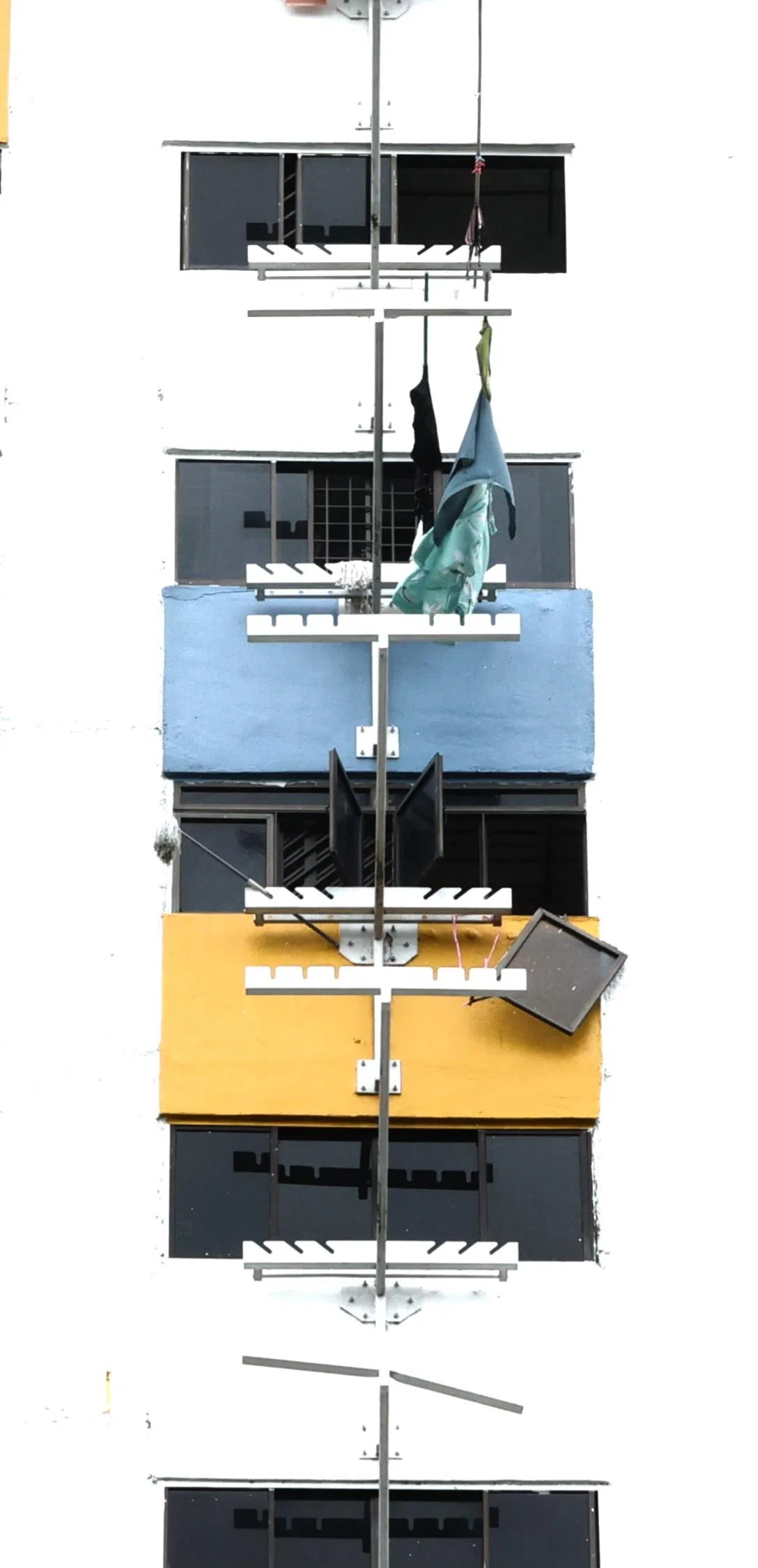 事发组屋17楼的一扇窗户被砸坏后摇摇欲坠。（蔡振鸿摄）