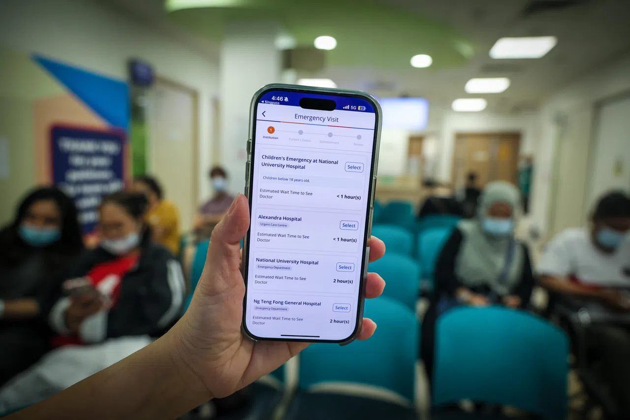 国大医学组织应用NUHS App上显示的急诊科候诊时间，每半小时更新一次。（张俊杰摄）