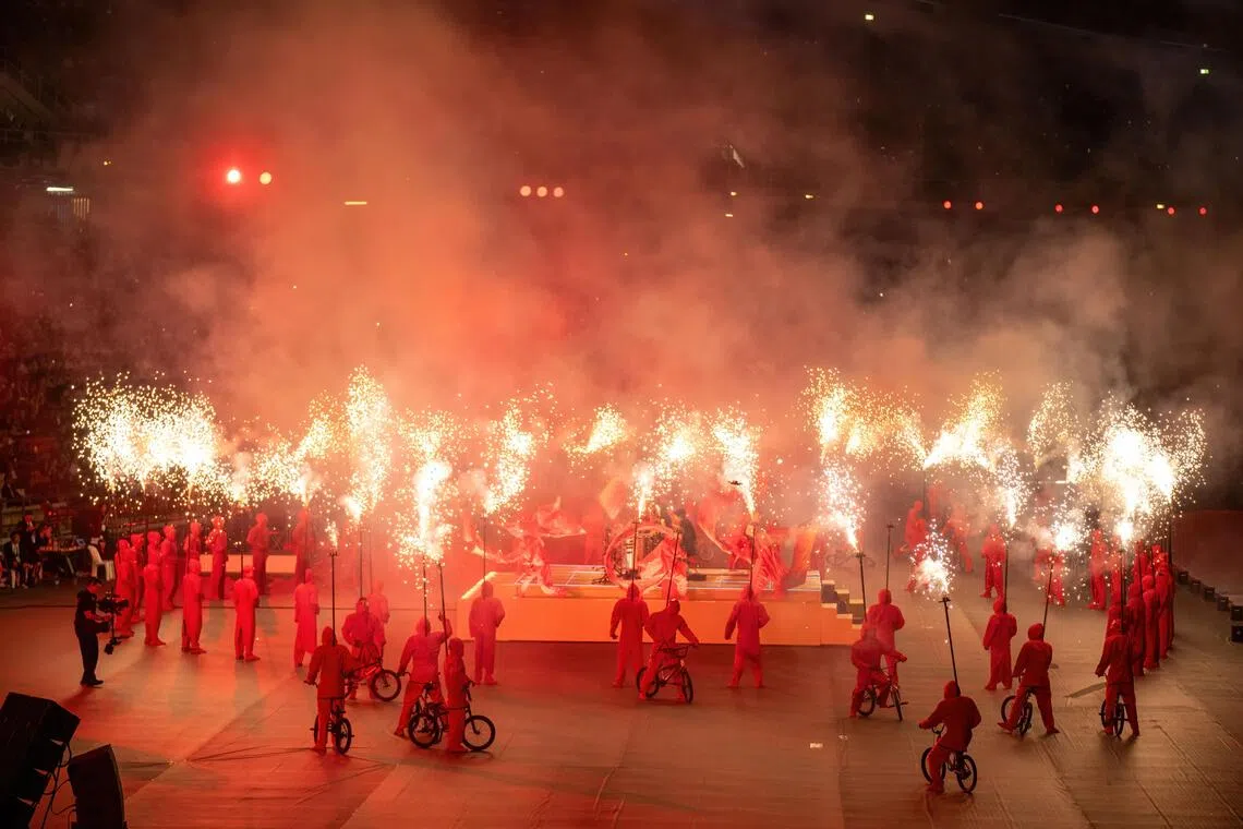 表演者在场地上挥舞火花，点燃东运会的激情。（新加坡全国奥理会提供）
