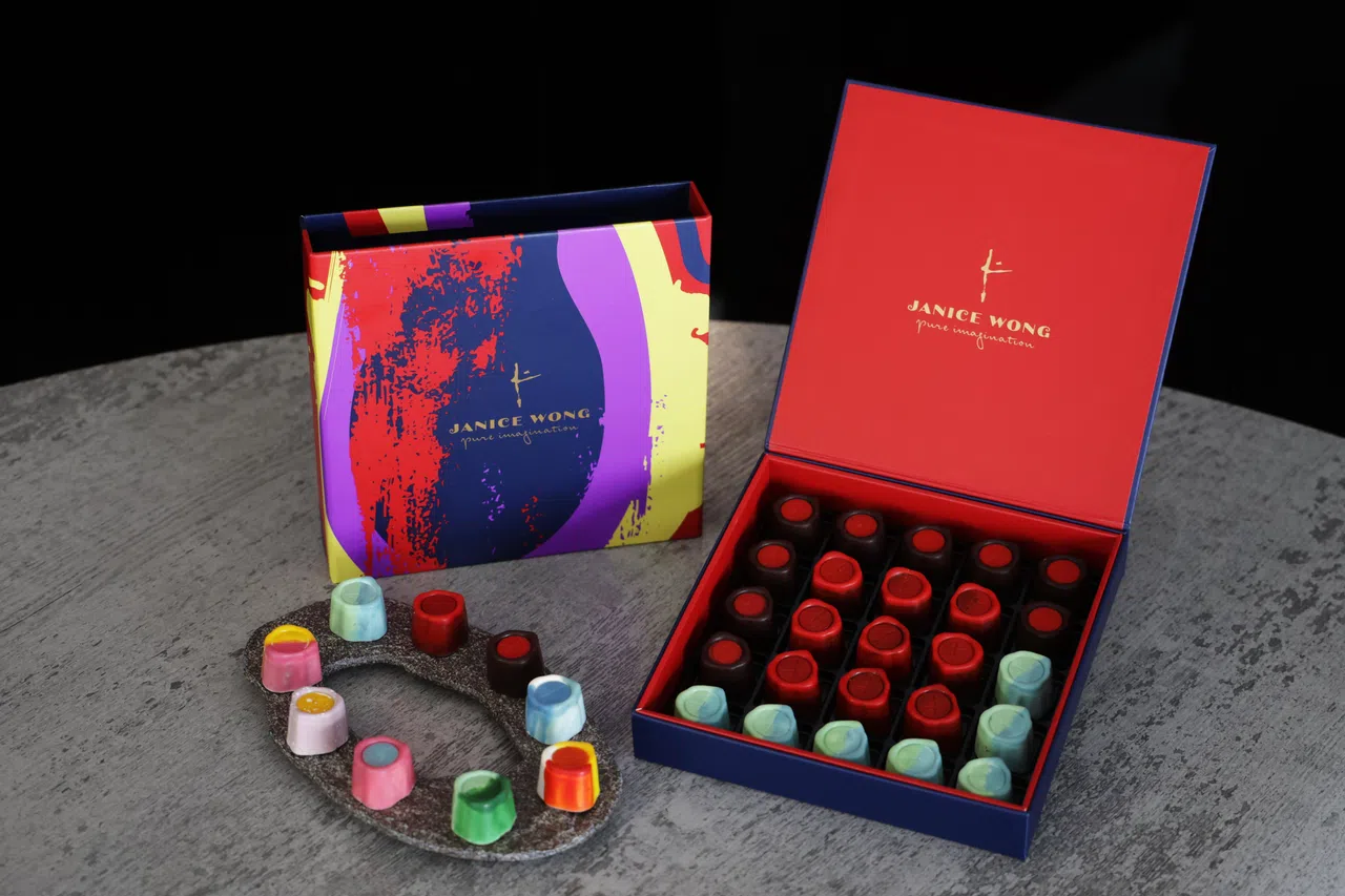 盒内装着的巧克力是历久不衰的本地口味，分别有小辣椒、红糖班兰和叻沙叶。（蔡家增摄）