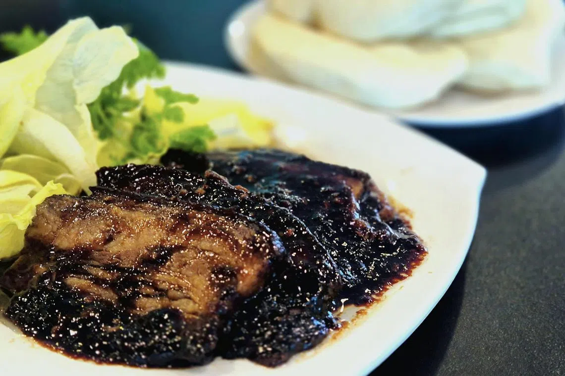 西湖小吃扣肉，肥瘦相间，香浓入味。（陈爱薇摄）