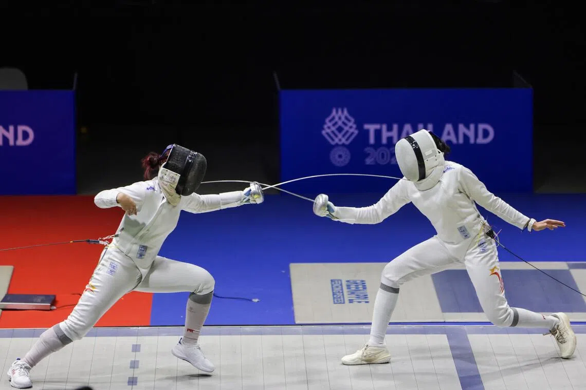许渼荟（左）和可丽雅在女子个人重剑决赛中锋“剑”锋相对。（白艳琳摄）