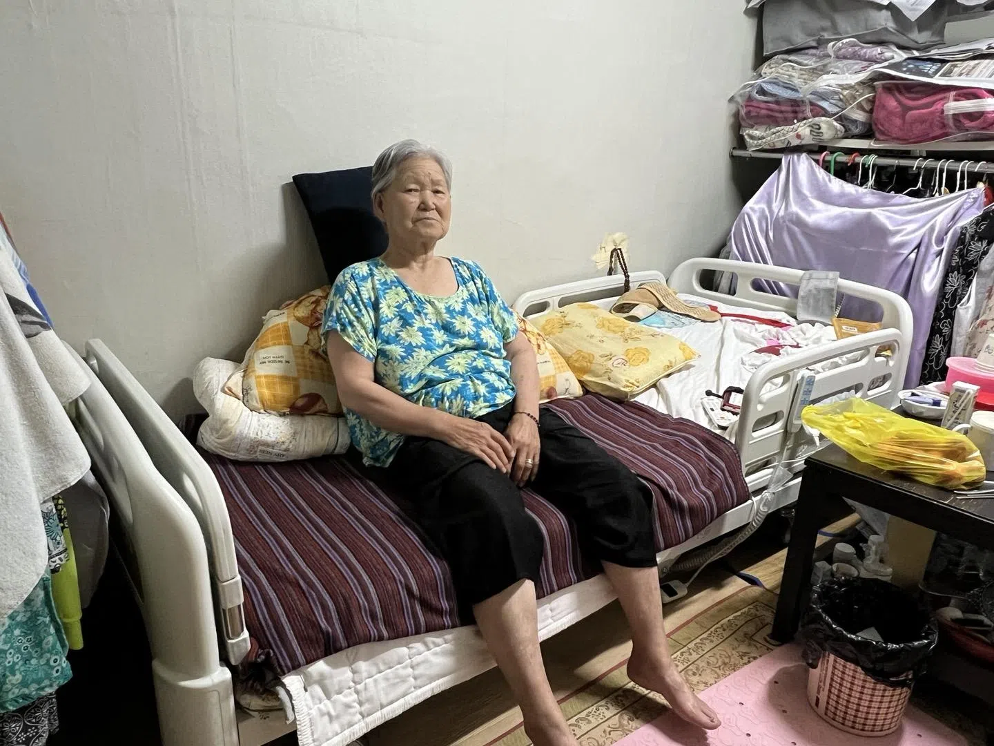 奶奶开心告知，自己有了一张新床。（姜贵瑛摄）