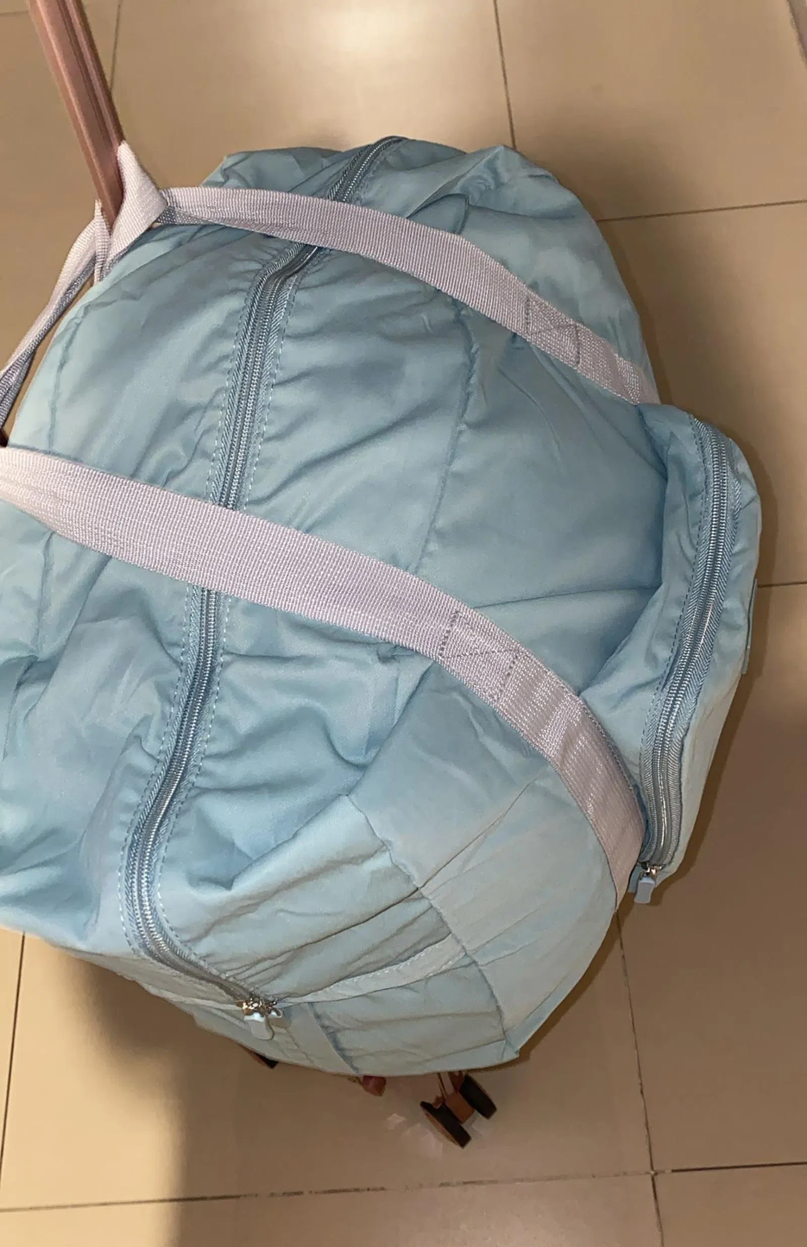 手提行李内装有存储重要资料的U盘。（受访者提供）