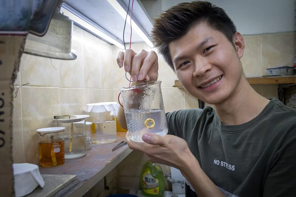 电金师许珂菘，为赚钱养家学手艺。（陈来福摄）