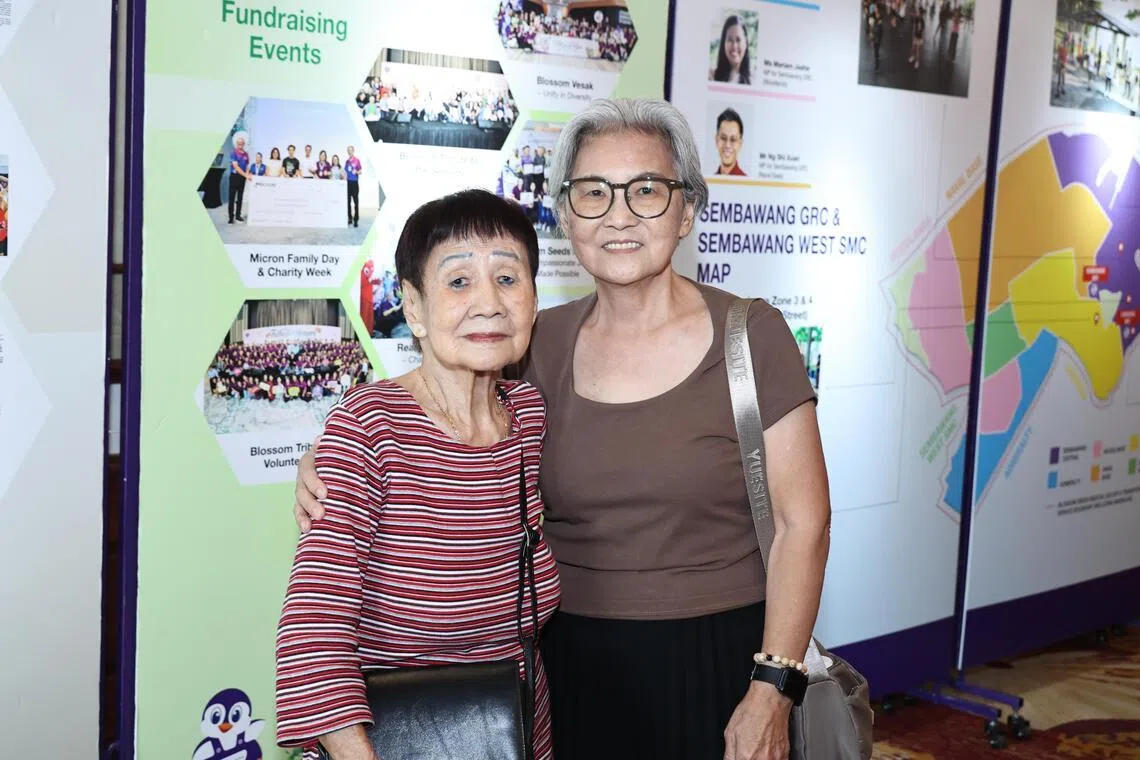 张玉丽（右）一开始每天都带李英好（左）来福善活跃乐龄中心，慢慢地，李英好适应了路线，自己就能到中心报到。（周国威摄）