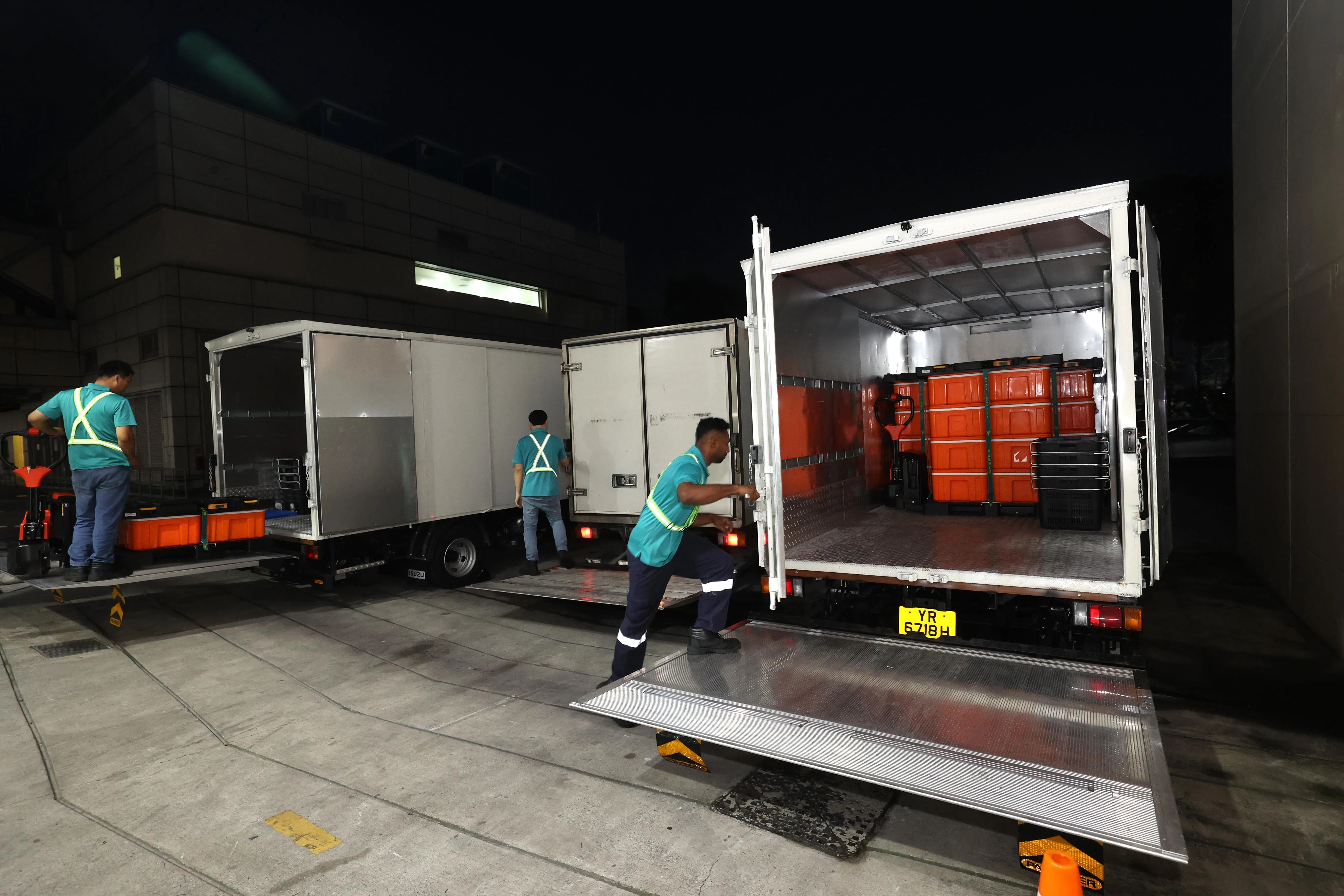 餐盒最后由货车分头送往各个学校，在学生们用餐时间前抵达，并以保温状态保存。学生排队时间会掌控在10分钟以内，确保他们能吃上温热饭菜。（邝启聪摄）