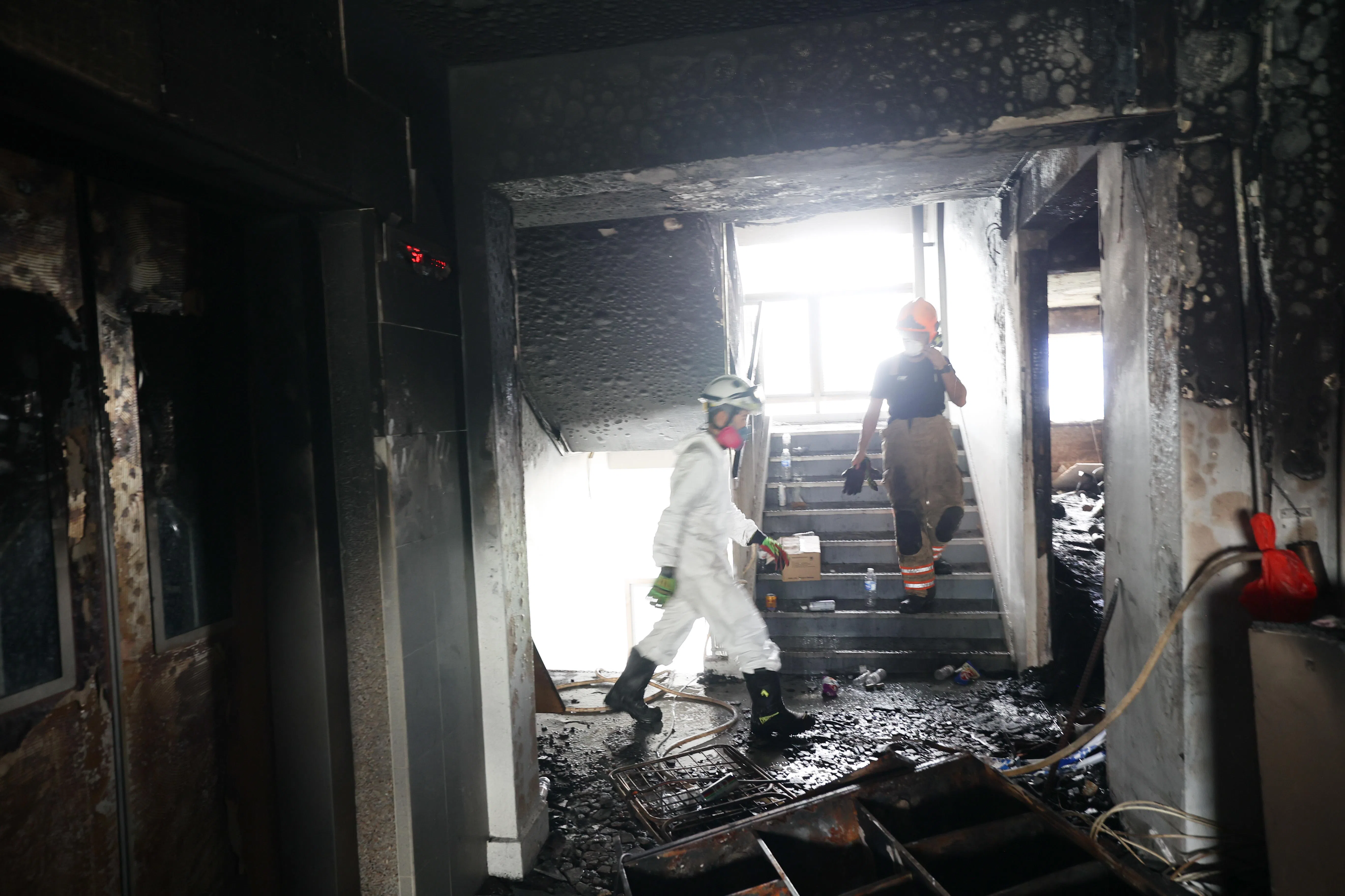 民防部队人员星期三早上到失火单位进行调查。（ 蔡家增摄）